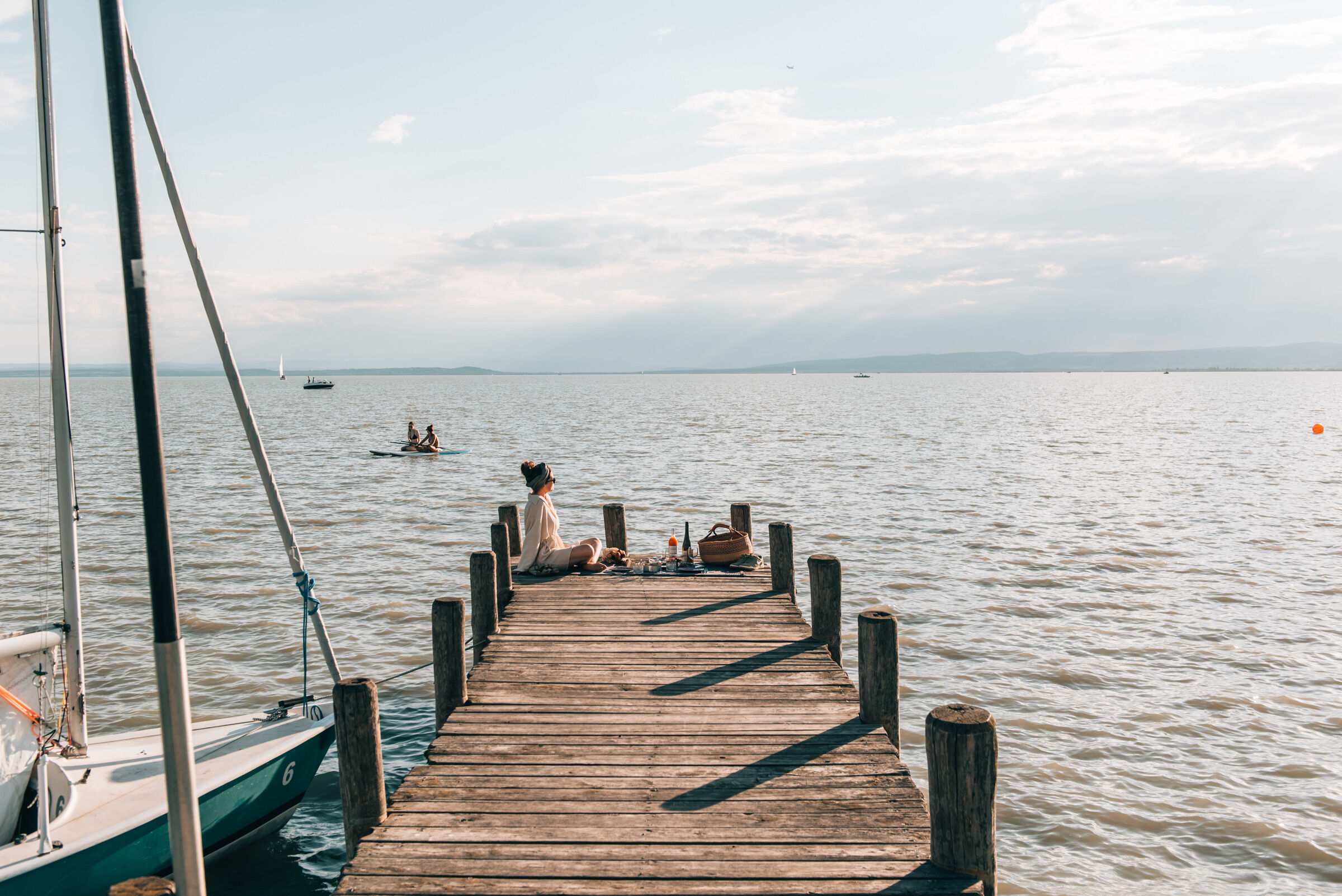 Steg am Neusiedler See mit Picknick