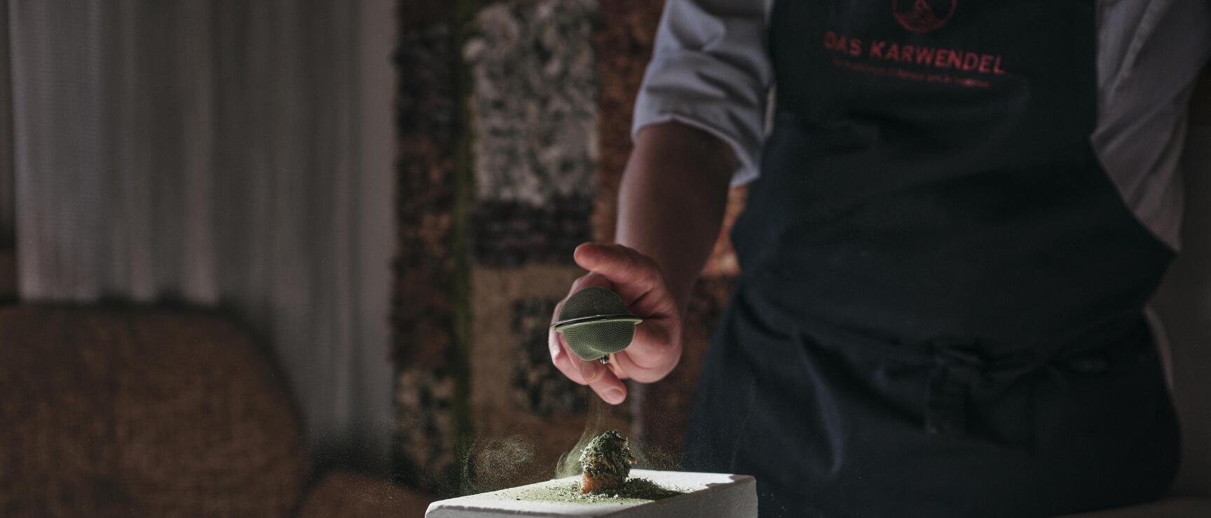 Stiefi Rieser gibt ihrem Gericht den letzten Schliff