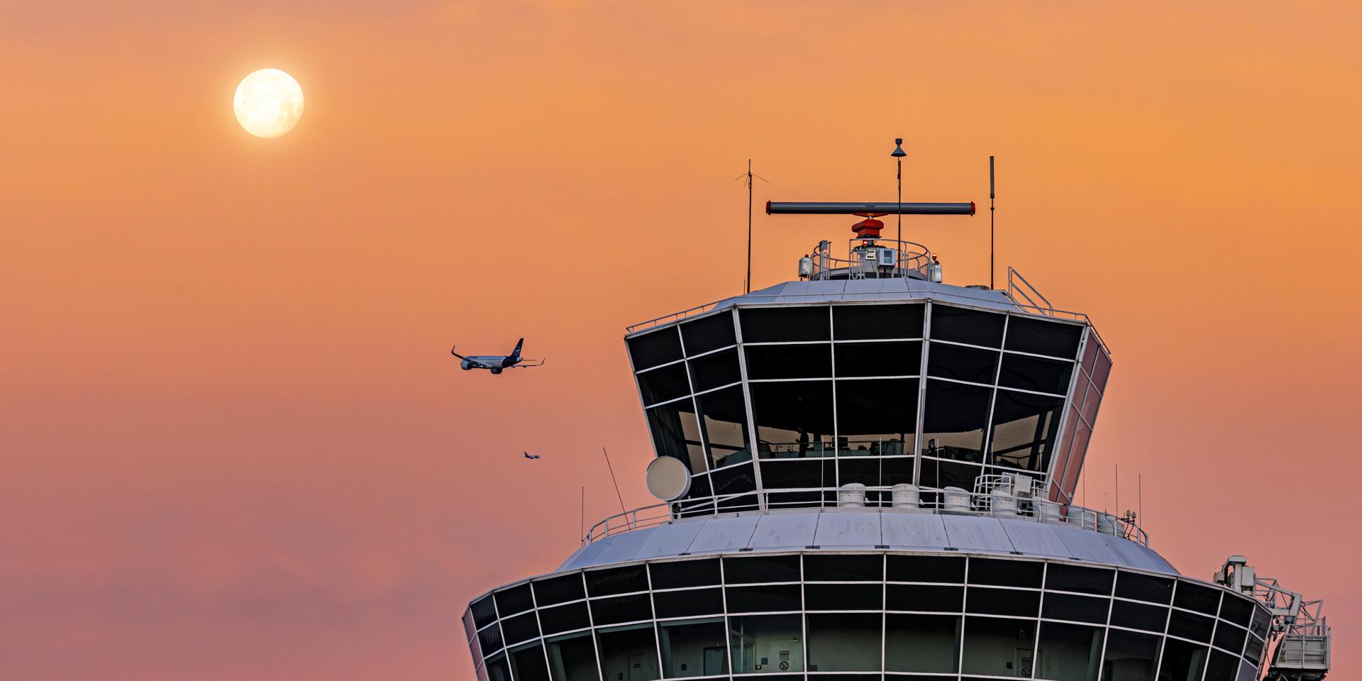 Vollmond und Morgenrot über dem Tower © Munich Airport / Michael Fritz Vollmond und Morgenrot über dem Tower