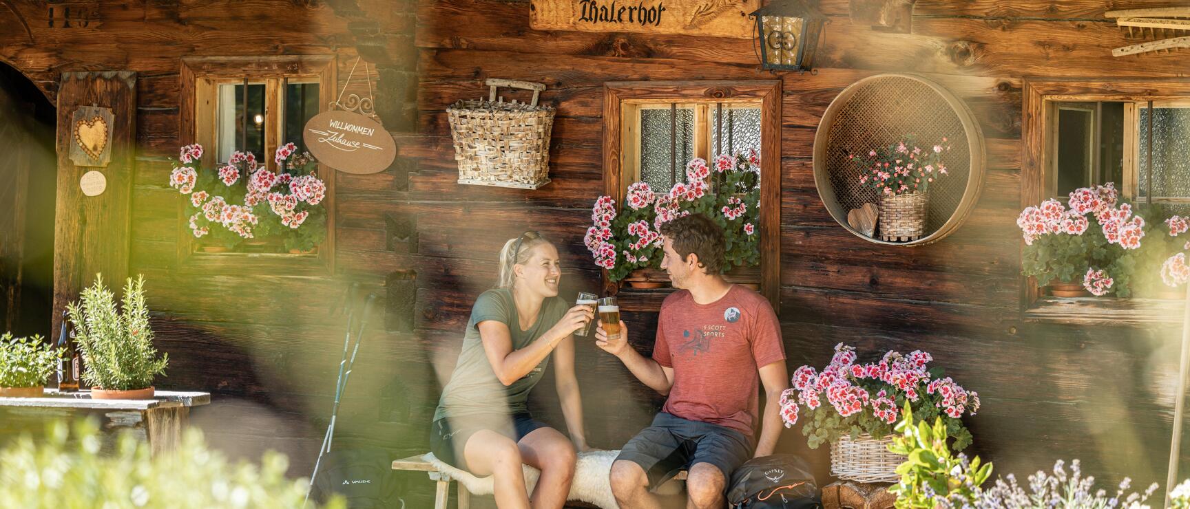 Wandern im Alpbachtal, Rast auf einer Hütte