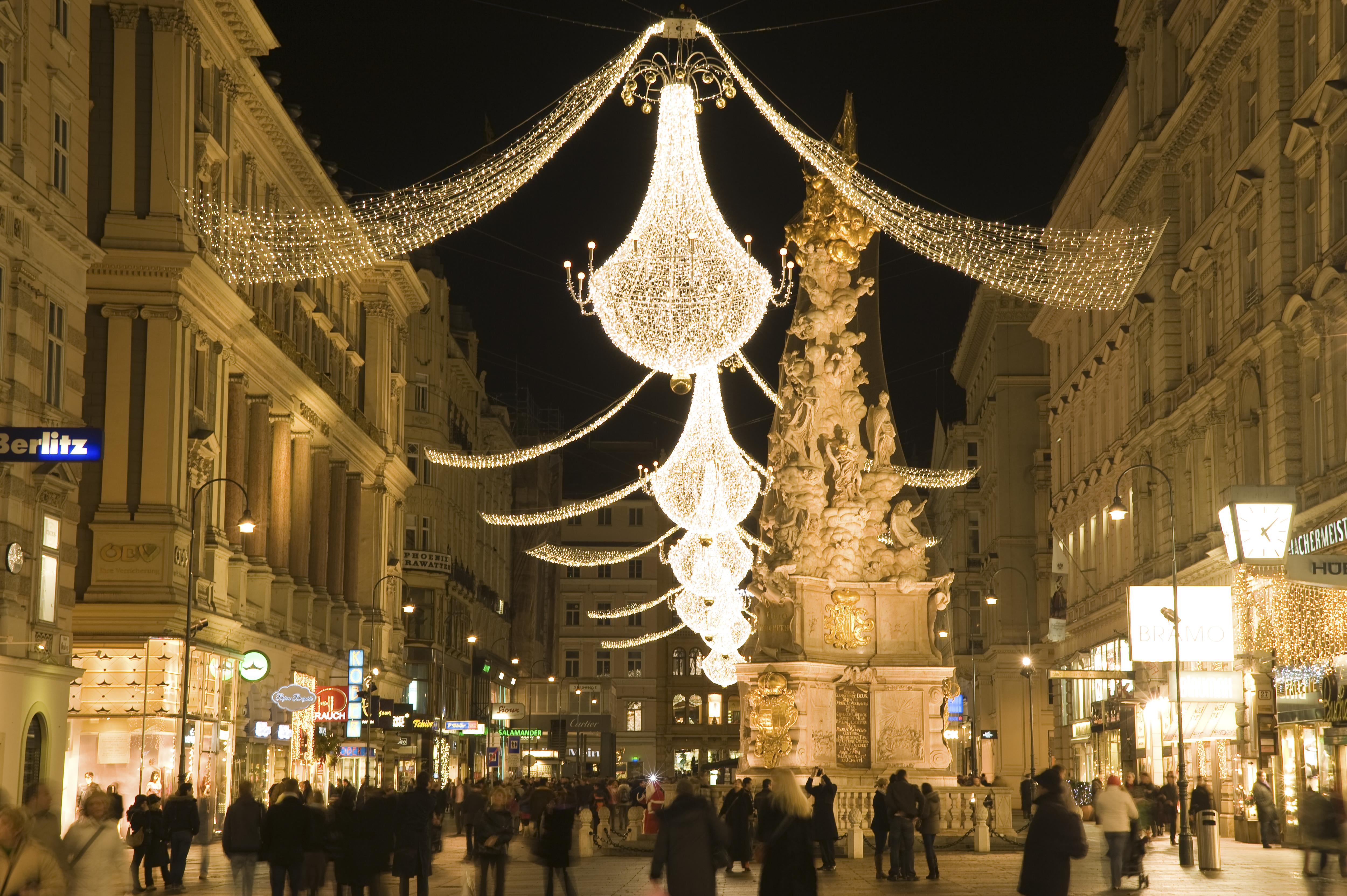 Iluminación de Navidad en la calle Graben en el centro de Viena