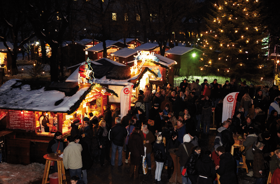 Ambiente relajado con nieve en el Mercado de Navidad de Altes AKH en Viena