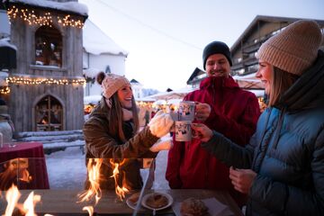 Glühwein trinken beim Weihnachtsmarkt