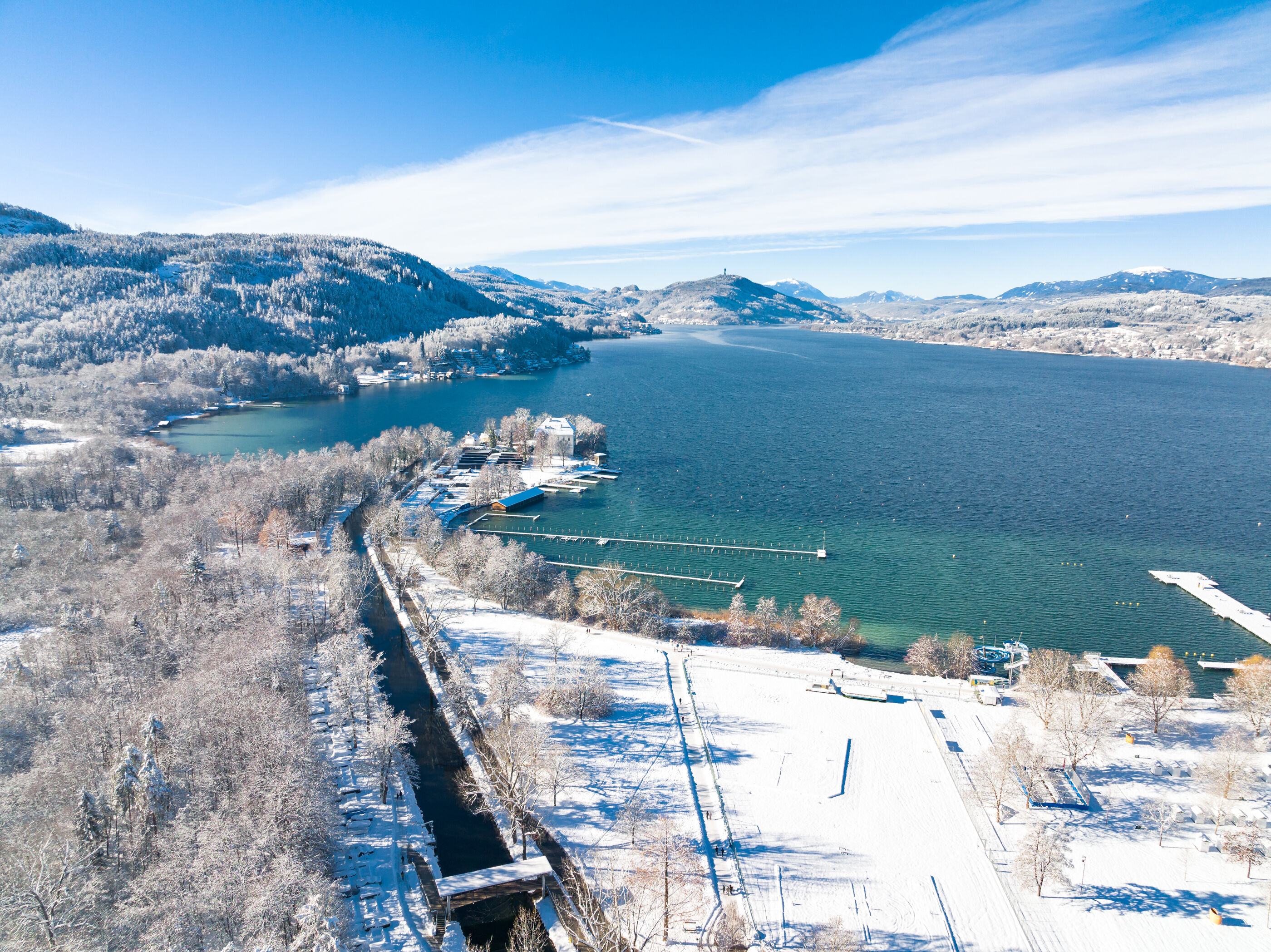 Wintery Lake Wörthersee with a view of Klagenfurt and the Pyramidenkogel mountain