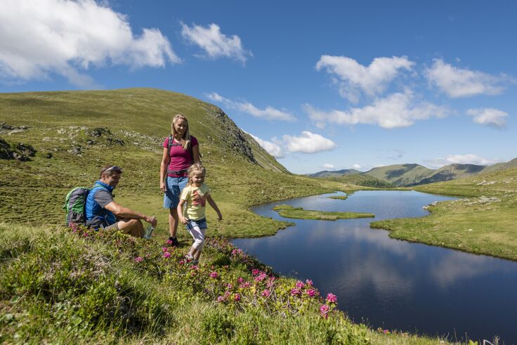 Familie macht Wanderpause bei Wolitzenalm