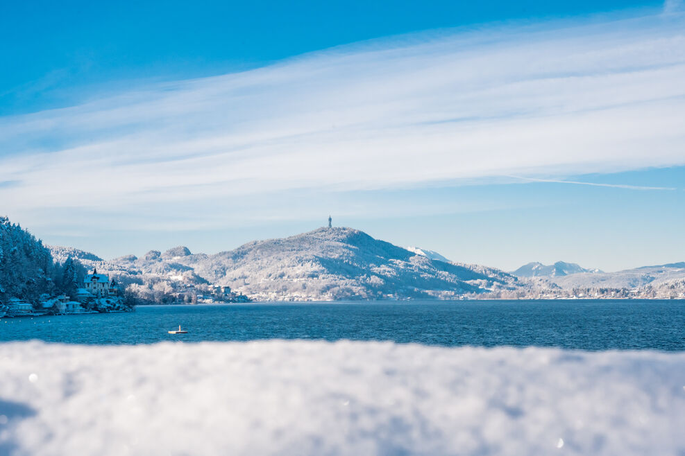 Winterlicher Wörthersee mit Blick auf Klagenfurt und auf den Pyramidenkogel