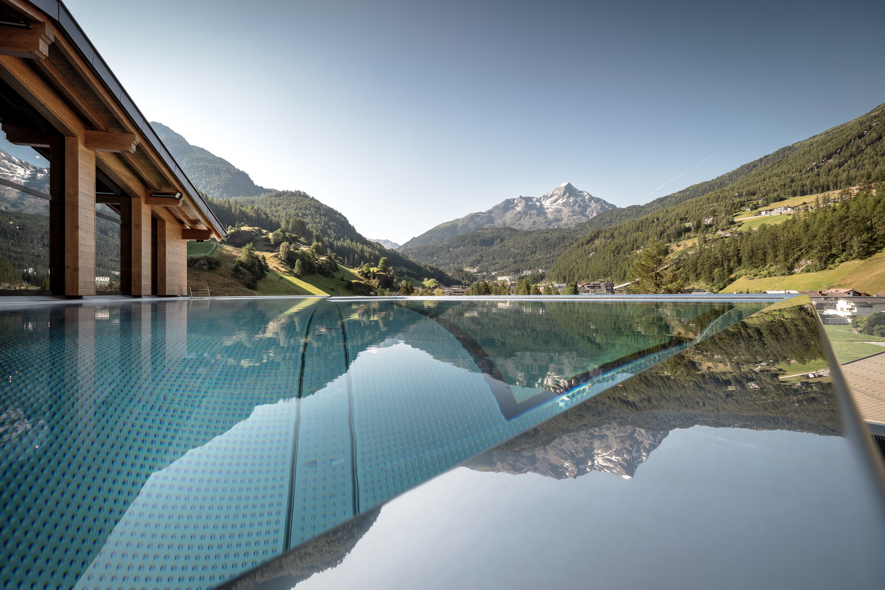 Outdoor area with infinity pool - Hotel Das Central in Sölden