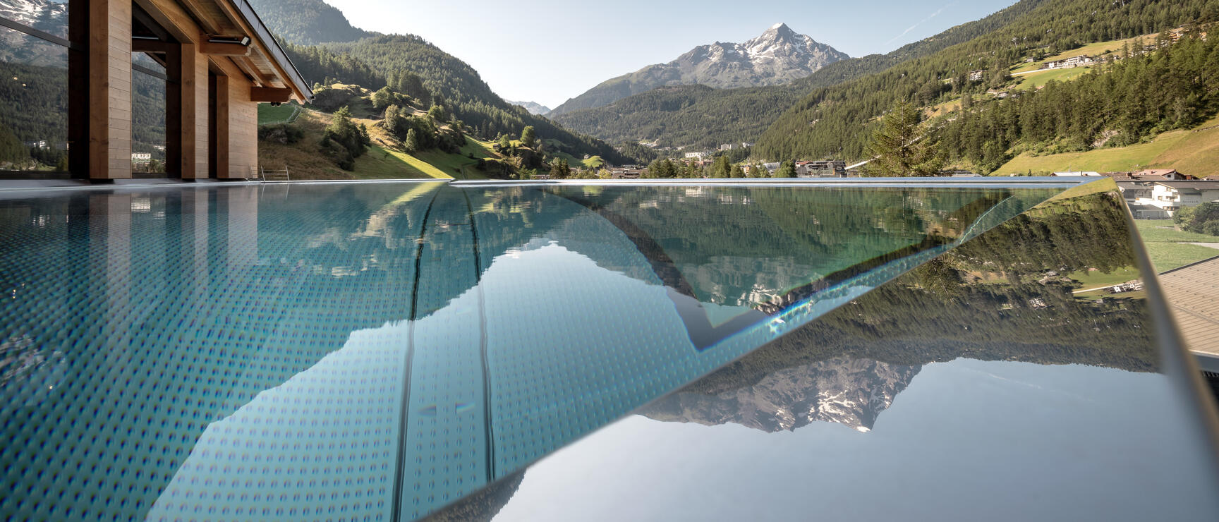Outdoor area with infinity pool - Hotel Das Central in Sölden