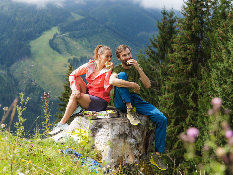 Jufa Alpenhotel Saalbach, Pärchen beim Wandern